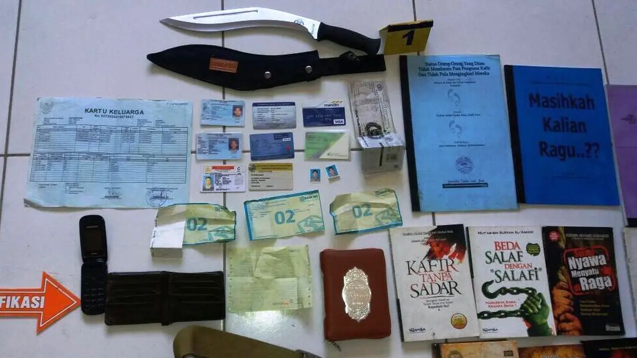 Barang-barang yang disita dari Tersangka penembak polisi di Bima (Liputan6.com/Istimewa)