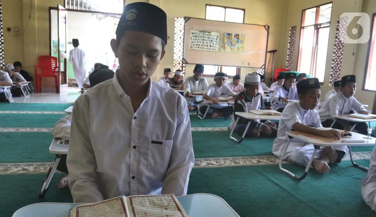 Santri bertadarus dalam rangka mengkhatamkan Qur'an di Masjid Daarul Qu'ran Pesantren Al Kautsar, Cibinong, Bogor, Jawa Barat, Minggu (10/04/2022). Kegiatan Khatam Al-Quran dilakukan rutin di bulan Ramadhan bagi santri yang diantara mengisi waktu menunggu buka puasa. (merdeka.com/Arie Basuki)