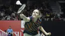 Ganda putri Jerman, Linda Efler, berusaha mengembalikan kok saat melawan ganda Malaysia pada Indonesia Masters 2019 di Istora Senayan, Jakarta, Selasa (22/1). Seidel / Efler gagal lolos ke babak kedua. (Bola.com/M. Iqbal Ichsan)