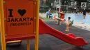 Anak-anak bermain di sekitar RPTRA Tiga Durian, Jakarta, Selasa (15/5). Wakil Gubernur DKI Jakarta Sandiaga Uno mengatakan akan meningkatkan RPTRA menjadi Taman Maju Bersama. (Liputan6.com/Immanuel Antonius)