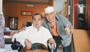 Melalui kanal Youtubenya, teman mainnya dalam sinetron Tukang Bubur Naik Haji (TBNH) Latief Sitepu mendatangi kediaman Mat Solar.  Beberapa potret dibagikan dalam video tersebut. [Youtube/Latief Sitepu Channel]