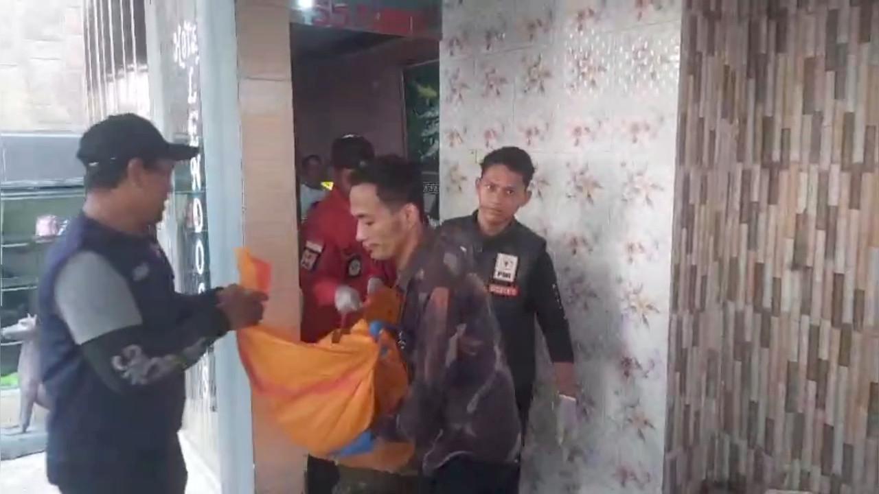 Dokter forensik RS Bhayangkara Polda Sumsel, dr. Indra Nasution, saat menjelaskan kondisi jasad korban AP yang mengalami kekerasan fisik