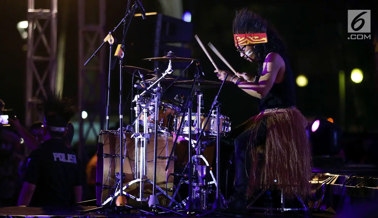 Perempuan Papua menabuh drum dalam acara Papua Adalah Kita di halaman Taman Museum Fatahillah, Kota Tua Jakarta Barat, Jumat (6/9/2019). Pentas yang digelar Forum Komunikasi Kota Jakarta Barat mengusung Papua Adalah Kita Bersatu Merajut Indonesia. (Liputan6.com/Johan Tallo)