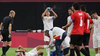 Dani Ceballos mendapat perawatan usai menerima terinjak pemain lawan saat Spanyol bertemu Mesir di Olimpiade Tokyo 2020 (ASANO IKKO / AFP)