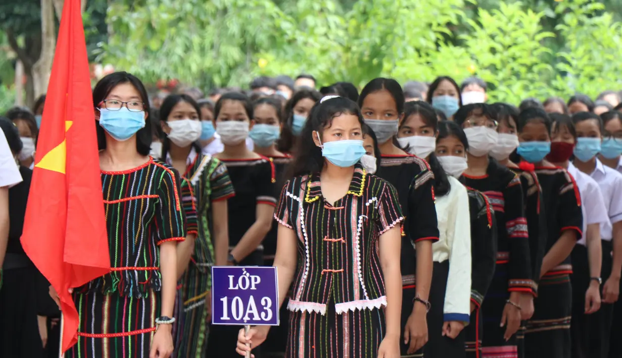 Para siswa mengikuti upacara pembukaan sekolah di sebuah sekolah menengah atas di Dak Lak, Vietnam, 5 September 2020. Hampir 23 juta siswa di Vietnam memulai tahun ajaran baru pada 5 September 2020 di tengah pandemi COVID-19. (Xinhua/VNA)