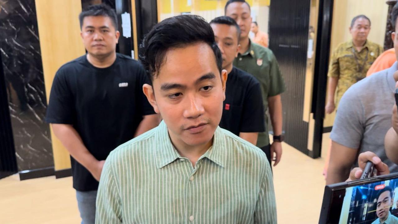 Gibran memastikan Pemkot Solo juga akan mengecek ke kelompok suporter Persis Solo Pasoepati dan Polresta Surakarta. Putra sulung Presiden Joko Widodo berharap kejadian itu tidak benar.