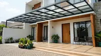 8 Model Kanopi Depan Rumah Tanpa Mengurangi Cahaya ke Teras, Lindungi Hunian dengan Estetik