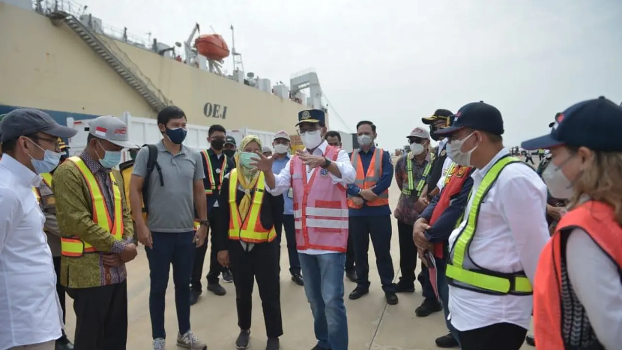 Menteri Perhubungan Budi Karya Sumadi saat memantau aktivitas ekspor di Pelabuhan Patimban, Sabtu (5/3/2022). (Dok Kemenhub)
