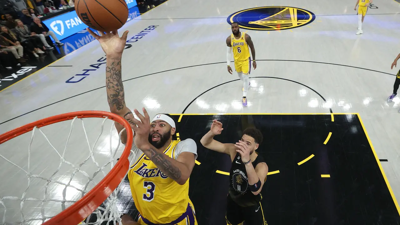 Anthony Davis memimpin Lakers mengalahkan Warriors di game pertama semifinal Wilayah Barat NBA