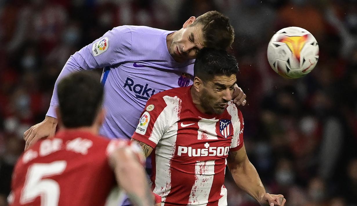 Atletico Madrid. Gerard Pique tercatat total 25 kali jumpa Atletico Madrid saat berseragam Barcelona di Liga Spanyol dengan torehan menang 16 kali, imbang 7 kali dan 2 kali kalah. Kemenangan terbesar atas Atletico Madrid terjadi dengan skor 6-1 pada pekan ke-6 musim 2008/2009 yang menjadi musim debutnya bersama Barcelona. Total ia menyumbang 1 gol dari 25 laga kontra Atletico Madrid. (AFP/Javier Soriano)