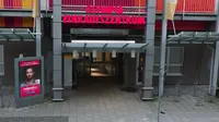 Suasana pusat perbelanjaan Olympia pascainsiden penembakan di Munich, Jerman (22/7). Hingga saat ini belum ada kelompok yang mengklaim bertanggung jawab atas serangan di Munich tersebut. (dedinac/Marc Mueller/REUTERS)