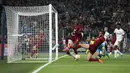 Pemain AS Roma, Bryan Cristante berusaha mencetak gol ke gawang Bayer Leverkusen pada laga leg pertama semifinal Liga Europa 2022/2023 di Olympic Stadium, Roma, Jumat (12/05/2023) WIB. Pertandingan dimenangkan oleh AS Roma dengan skor 1-0. (AP Photo/Gregorio Borgia)