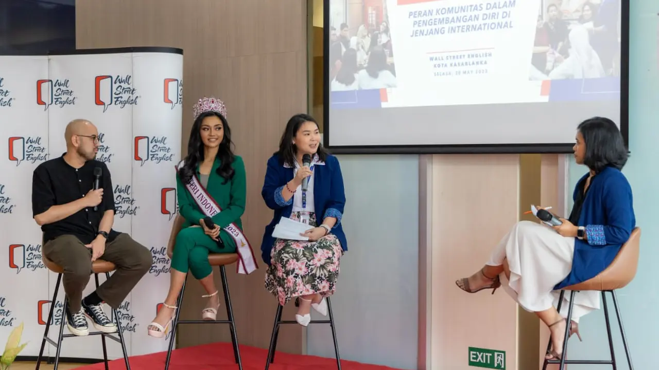 National Experience General Manager Wall Street English Indonesia Diana Iskandar (dua kanan), menjelaskan program lembaganya. (Istimewa)