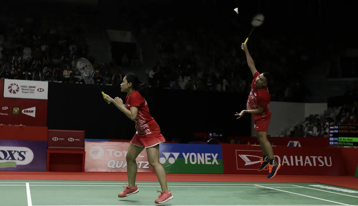 Ganda campuran Indonesia, Rinov Rivaldi/Pitha Haningtyas Mentari, saat menghadapi ganda Chinese Taipei, Lee Jhe-Huei/Hsu Ya Ching, pada laga Indonesia Masters 2020 di Istora Senayan, Jakarta, Selasa (14/1). Rinov Rivaldi/Pitha Haningtyas Mentari kalah 15-21 dan 13-21. (Bola.com/Yoppy Renato)