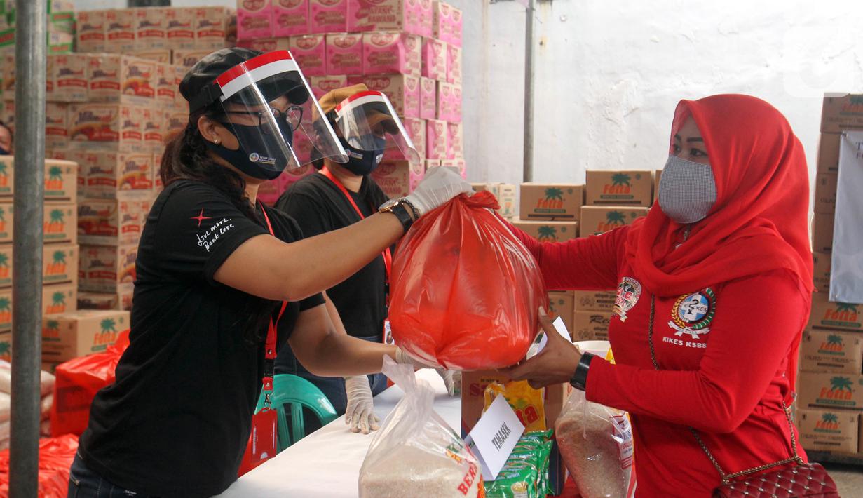 Presiden KSBSI Elly Rosita Silaban, Sekretaris Pertama (Politik) Kedubes Singapura di Jakarta Matthew Chan, Sekjen KSBSI Dedi Hardianto dan Head of Group Strategic Marcomm PT Bank DBS Indonesia, Mona Monika menyerahkan bantuan untuk pekerja harian lepas di Jakarta. (Liputan6.com/HO/Isa)