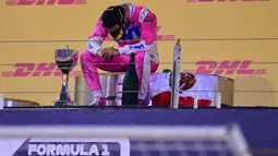 Reaksi pebalap Racing Point, Sergio Perez saat menjuarai Formula 1 GP Sakhir 2020 yang berlangsung di Bahrain International Circuit, Sakhir, 6 Desember 2020. Ini menjadi kemanangan perdana pria berkebangsaan Meksiko tersebut. (AFP/Giuseppe Cacace)