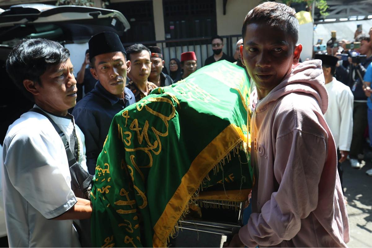 FOTO: Air Mata Iringi Kepergian Mpok Alpa, Komedian yang Tetap Ceria Meski Sakit