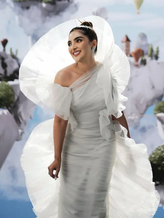 Photoshoot Ashanty dengan kostum berwarna putih membuat Ashanty tampil luar biasa cantik di sini. [Foto: Instagram/ashanty_ash]