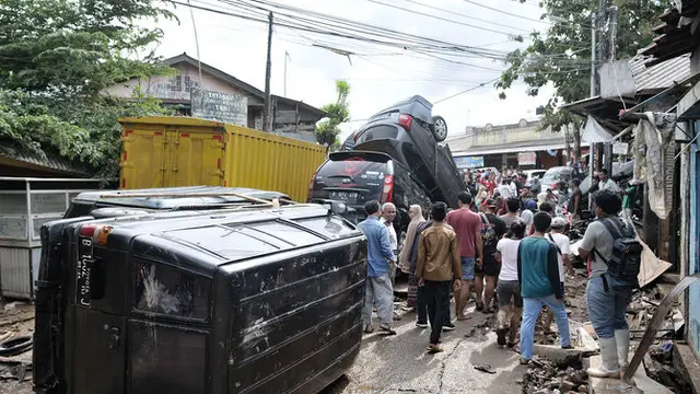 mobil terseret arus banjir