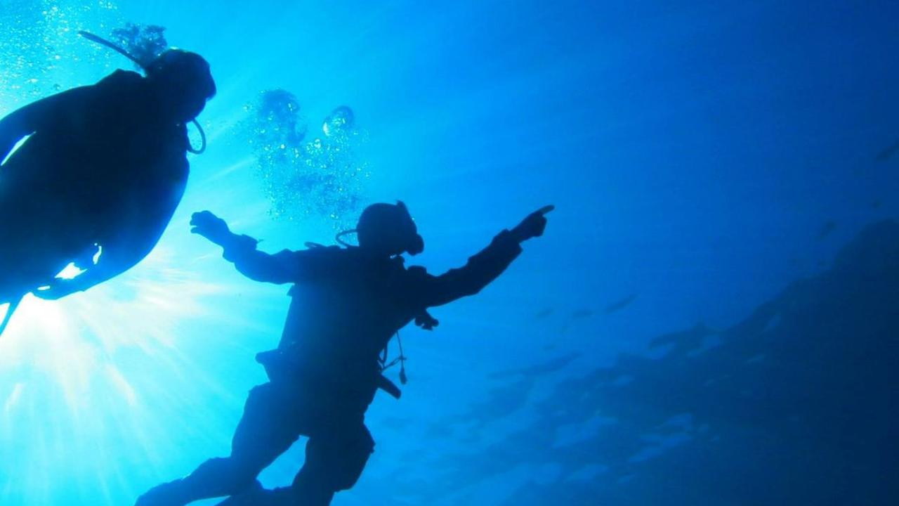 Dalam survei bawah laut yang dilakukan Unit Arkeologi Kelautan IAA sejak 1980, ditemukan banyak bangkai kapal karam di daerah itu, menandakan banyaknya aktivitas perdagangan di kawasan tersebut.