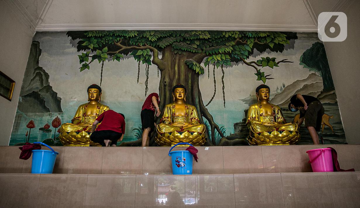 Para jemaat membersihkan patung yang ada di Vihara Amurva Bhumi, Jakarta, Kamis (4/2/2021). Ritual mencuci patung dewa serta bersih-bersih ini dilakukan dalam rangka menyambut perayaan Tahun Baru Imlek 2572. (Liputan6.com/Faizal Fanani)