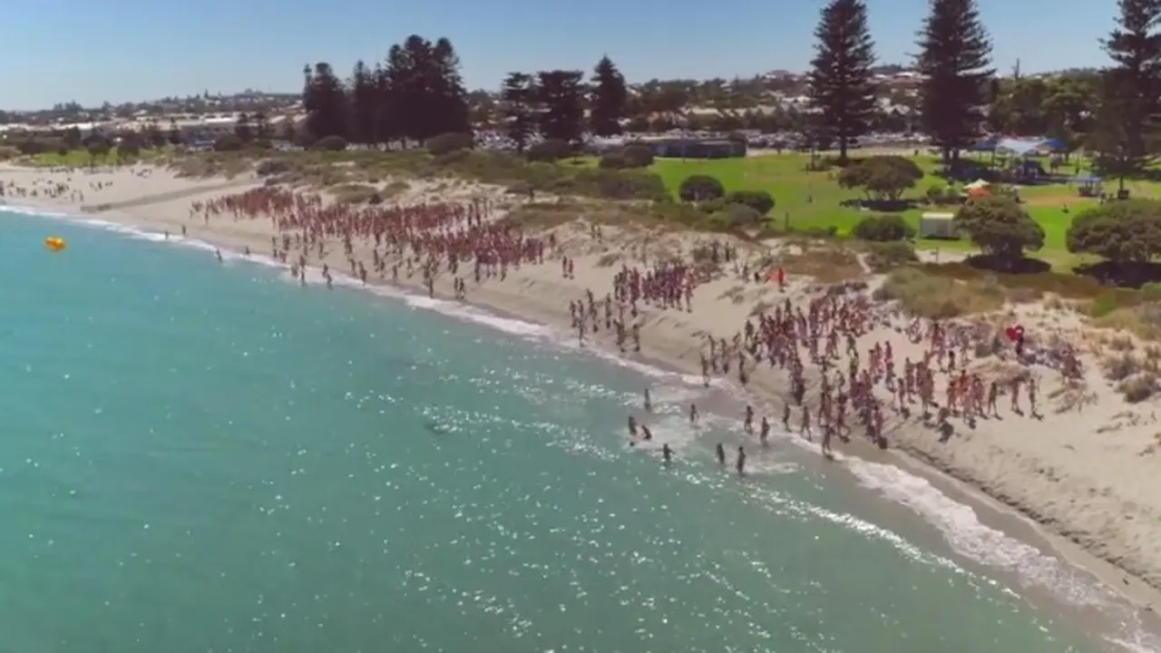 Ratusan Orang Ini Beramai-ramai Renang Bugil di Pantai South Beach di Perth, Australia