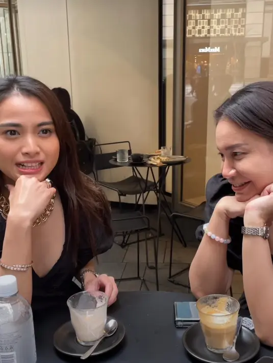 Keduanya asyik ngobrol sambil menikmati secangkir teh. (Foto: Instagram/ itsrossa910)