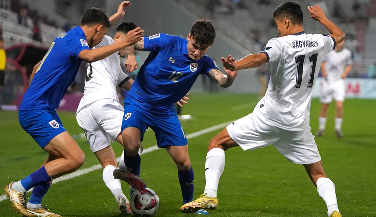 Tak lama usai peluang satu lawan satu Mueanta dihalau kiper, Thailand mencetak gol pada menit ke-48. Chaided menyambar bola liar hasil sundulan Supachok Sarachat yang membentur bek Kirgistan. (AP Photo/Thanassis Stavrakis)