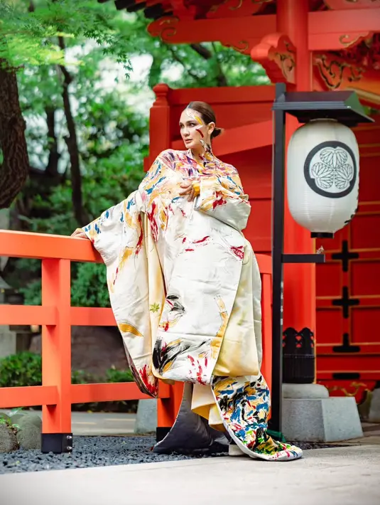 Berpose di beberapa destinasi ikonik di Jepang, Luna Maya tampil jadi lukisan hidup berbalut kimono [@lunamaya]
