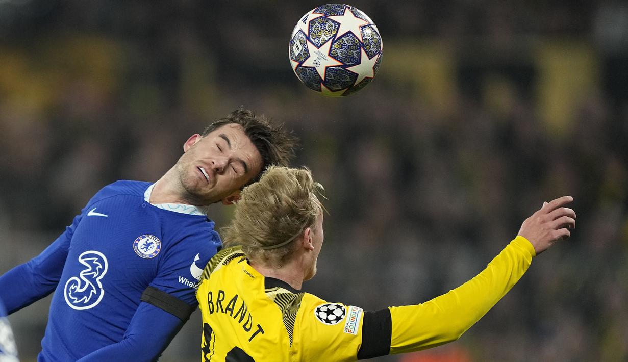 Pemain Borussia Dortmund, Julian Brandt (kanan) berduel udara dengan pemain Chelsea, Ben Chilwell dalam laga leg pertama babak 16 besar Liga Champions 2022/2023 di Signal Iduna Park, Dortmund, Kamis (16/2/2023) dini hari WIB. (AP Photo/Martin Meissner)