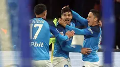 Pemain Napoli Giovanni Simeone (tengah) merayakan bersama rekan-rekan setimnya usai mencetak gol ke gawang AS Roma pada pertandingan sepak bola Liga Italia di Stadion Diego Armando Maradona, Naples, Italia, 29 Januari 2023. Napoli makin kokoh puncaki klasemen sementara Liga Italia usai mengalahkan AS Roma dengan skor 2-1. (Alessandro Garofalo/LaPresse via AP )