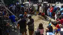 Umat muslim Indonesia merayakan hari raya kurban atau Idul Adha 1444 H dengan membagikan daging hewan kurban kepada masyarakat terutama warga kurang mampu. (merdeka.com/Arie Basuki)