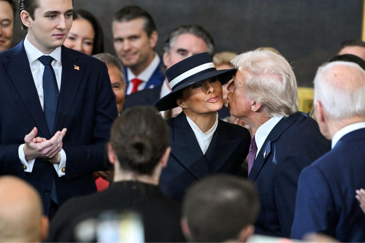Momen Donald Trump Mau Cium Istri tapi Terhalang Topi