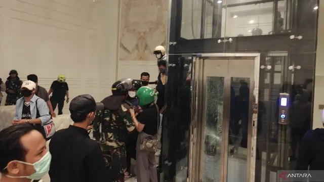 Rumah Anggota DPR Eko Hendro Purnomo atau Eko Patrio di Jalan Karang Asem 1, Kuningan, Setiabudi, Jakarta Selatan dijarah massa.