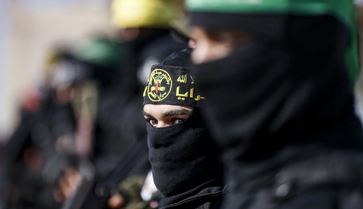 Anggota Brigade al-Quds, sayap militer Gerakan Jihad Islam, mengambil bagian dalam latihan perang gabungan di Kota Gaza, Palestina (29/12/2020). Latihan perang gabungan ini diwarnai dengan peluncuran rudal serta penerbangan drone milik Hamas. (AFP/Mohammed Abed)