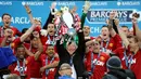 Pelatih Manchester United, Sir Alex Ferguson, mengangkat trofi Premier League di Stadion Old Trafford (12/5/2013). Pertandingan tersebut sekaligus menjadi momen perpisahan Sir Alex Ferguson bersama Setan Merah. (AFP/Andrew Yates)