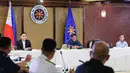 Presiden Filipina Rodrigo Duterte (tengah) menyampaikan pidato di Istana Presiden Malacanang, Manila, Kamis (12/3/2020). Filipina menutup akses ke dan dari Manila dengan penghentian perjalanan domestik via darat, laut, dan udara. (Richard Madelo/Malacanang Presidential Photographers Division via AP)