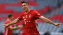 Robert Lewandowski. Striker Bayern Munchen asal Polandia ini adalah kandidat terkuat untuk meraih Sepatu Emas Eropa musim ini. Ia telah mencetak 40 gol, dan hebatnya hanya dalam 28 pertandingan di Bundesliga, yang berarti tiap satu golnya dicetak dalam 59 menit. (AFP/Christof Stache/Pool)