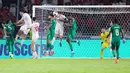Lini pertahanan menjadi salah satu kunci kemenangan Timnas Indonesia kontra Arab Saudi. Solidnya performa Jay Idzes dan kawan-kawan dalam bertahan membuat penyerang lawan kesulitan mencetak gol. (Bola.com/M Iqbal Ichsan)