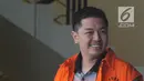 Wali Kota Kendari nonaktif Adriatma Dwi Putra tersenyum usai menjalani pemeriksaan di gedung KPK, Jakarta, Selasa (22/5). Adriatma diperiksa terkait suap proyek pengadaan barang dan jasa tahun 2017-2018 di Kota Kendari. (Merdeka.com/Dwi Narwoko)