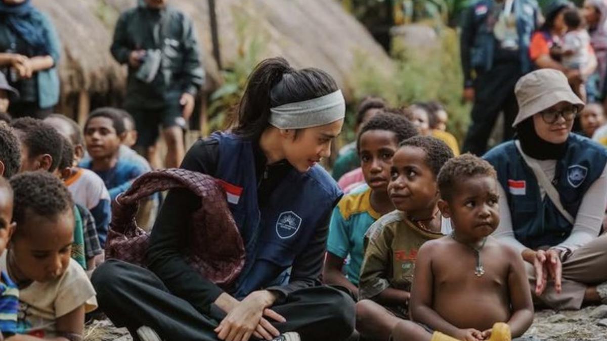 Azizah Salsha Main Bareng Anak-Anak di Wamena Papua, Gaya Fashionnya Jadi Sorotan