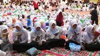 Sejumlah santri membaca ayat suci Al Quran di Gedung Pertamina, Jakarta, Kamis (23/6). Dalam rangka peringatan Nuzulul Quran, Pertamina bersama 27.218 anak yatim se-Jakarta membaca kitab suci Al Quran hingga khatam. (Liputan6.com/Angga Yuniar)