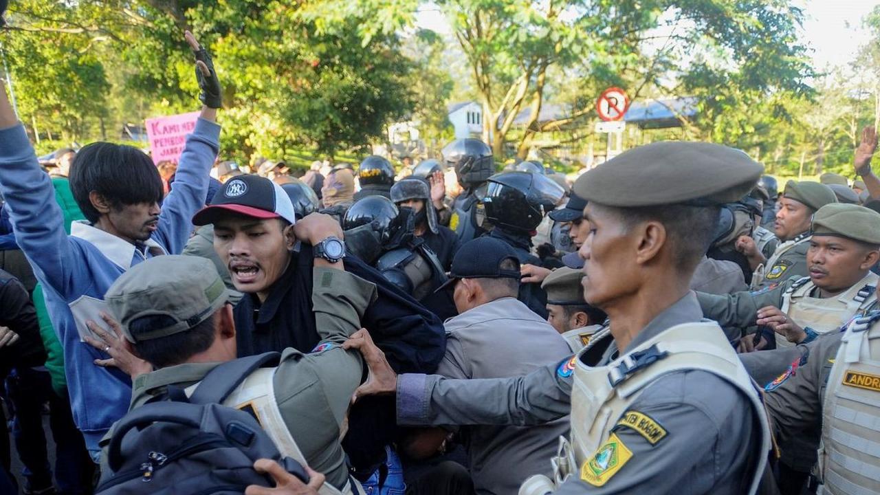 Penertiban ini merupakan instruksi dari Penjabat (Pj) Bupati Bogor, Asmawa Tosepu, yang mengarahkan ratusan pedagang di kawasan Puncak untuk mengisi kios yang telah disiapkan oleh Pemerintah Kabupaten Bogor di Rest Area Gunung Mas. Foto: merdekacom / Ari