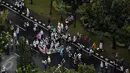 Setelah menunaikan ibadah Salat Jumat di Monas, Jakarta, massa aksi 2 Desember mulai membubarkan diri dengan tertib, Jumat (2/12). Massa yang bergerak pulang terus mengumandangkan salawat sambil mengibarkan panji-panji mereka. (Liputan6.com/Johan Tallo)