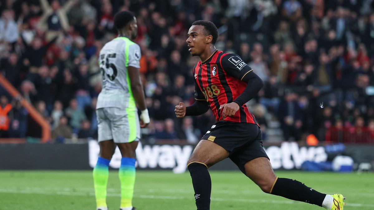 Eli Junior Kroupi Pecahkan Rekor Berumur 32 Tahun di Laga Bournemouth vs Man City