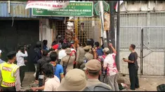 Warga Kampung Pulo menolak direlokasi. Mereka pun melempari petugas Polisi dan Satpol PP dengan batu dan petasan. Alat berat ekskavator yang digunakan Pemprov DKI untuk membongkar bangunan warga pun jadi sasaran amuk massa.