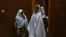 Para siswi yang diculik kelompok bersenjata setelah pertemuan pembebasan mereka dengan Gubernur negara bagian Bello Matawalle, di Gusau, Nigeria utara (2/3/2021). Gubernur Zamfara Bello Matawalle mengumumkan bahwa 279 gadis yang diculik minggu lalu telah dibebaskan. (AP Photo/Sunday Alamba)