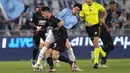 Pemain Lazio, Daichi Kamada (tengah) berebut bola dengan pemain Salernitana, Giulio Maggiore pada laga lanjutan Liga Italia 2023/2024 di Olympic Stadium, Roma, Italia, Sabtu (13/04/2024) dini hari WIB. (AP Photo/Andrew Medichini)