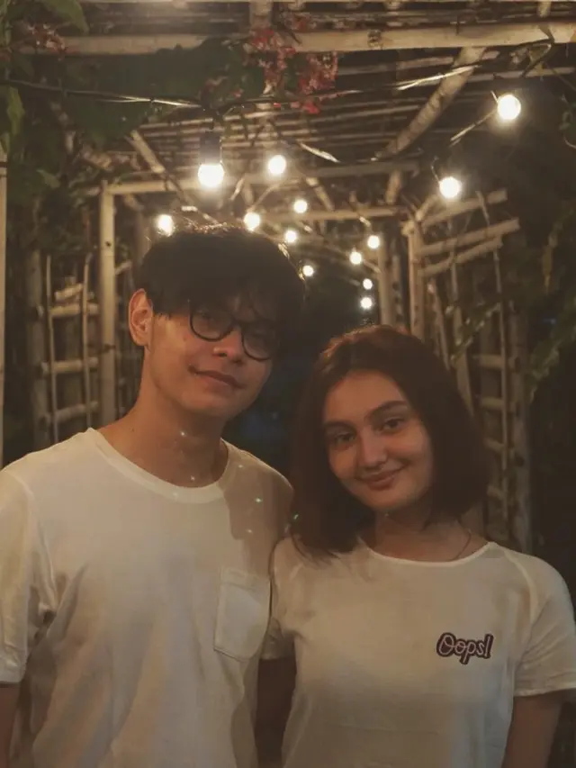 7 Potret Laura Jackson, Adik Zoe Jakson yang Tak Kalah Memesona