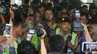 Penyanyi Dangdut, Saipul Jamil (tengah) saat tiba di pengadilan Jakarta Utara, Kamis (21/04). Saipul menebar senyum dan melambaikan tangan kearah media saat memasuki ruang sidang. (Liputan6.com/Herman Zakharia)